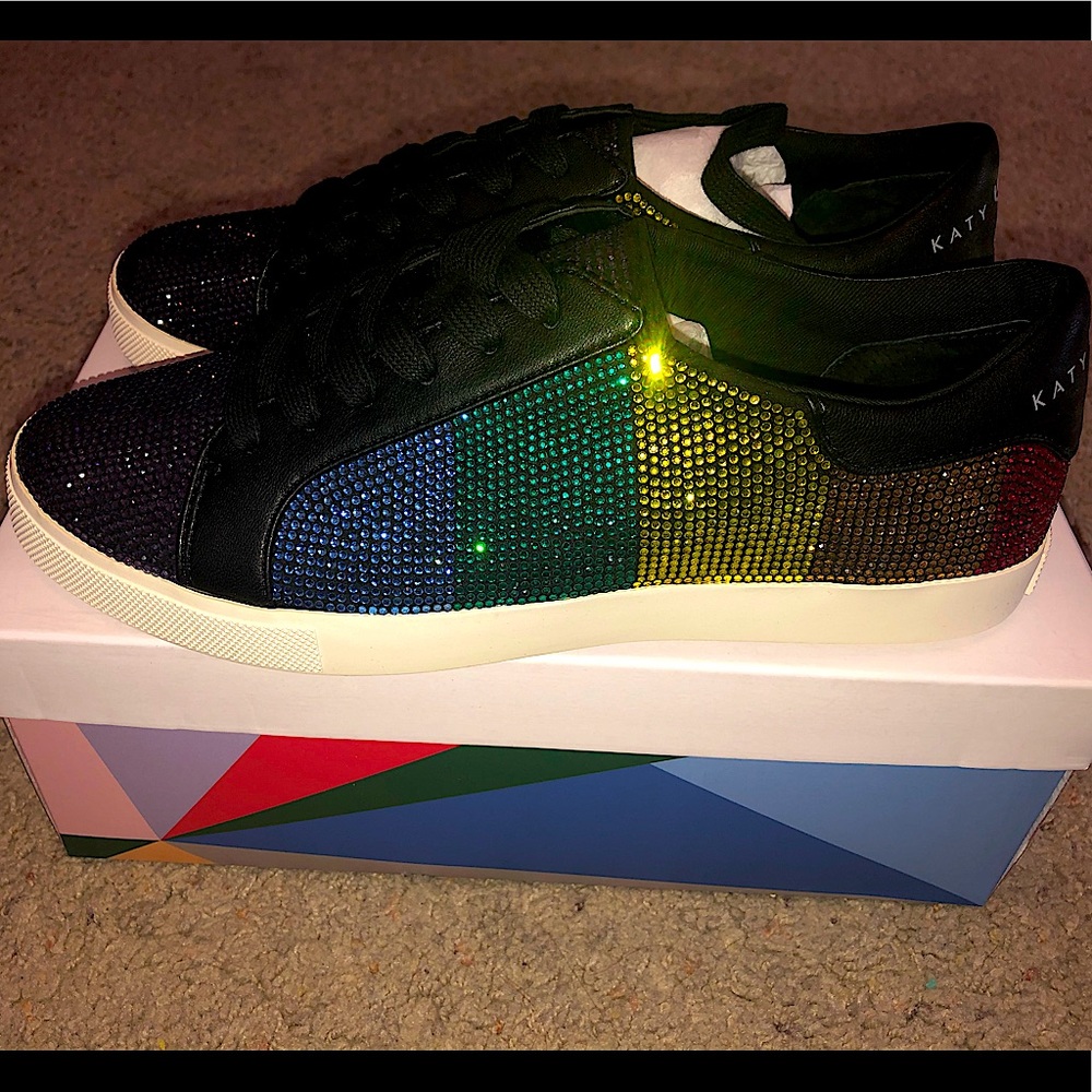 Women’s fashion sneakers ( NIB)